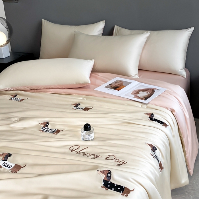 91家纺网 家纺一手货源 找家纺 丝芙妮家居（原乐视家纺） 2025春夏新款水洗冰丝夏被夏凉被空调被四件套-满绣系列 腊肠犬