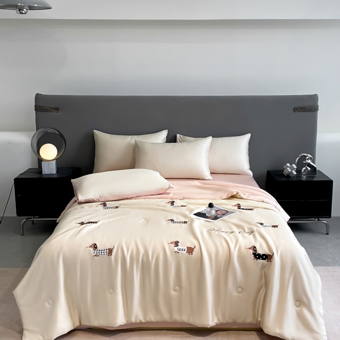 91家纺网 家纺一手货源 找家纺 丝芙妮家居（原乐视家纺） 2025春夏新款水洗冰丝夏被夏凉被空调被四件套-满绣系列 腊肠犬