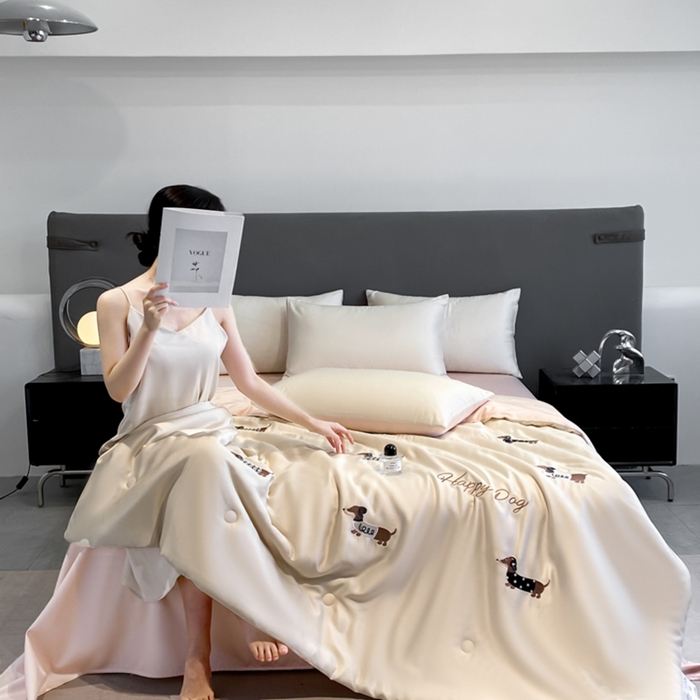 91家纺网 家纺一手货源 找家纺 丝芙妮家居（原乐视家纺） 2025春夏新款水洗冰丝夏被夏凉被空调被四件套-满绣系列 腊肠犬