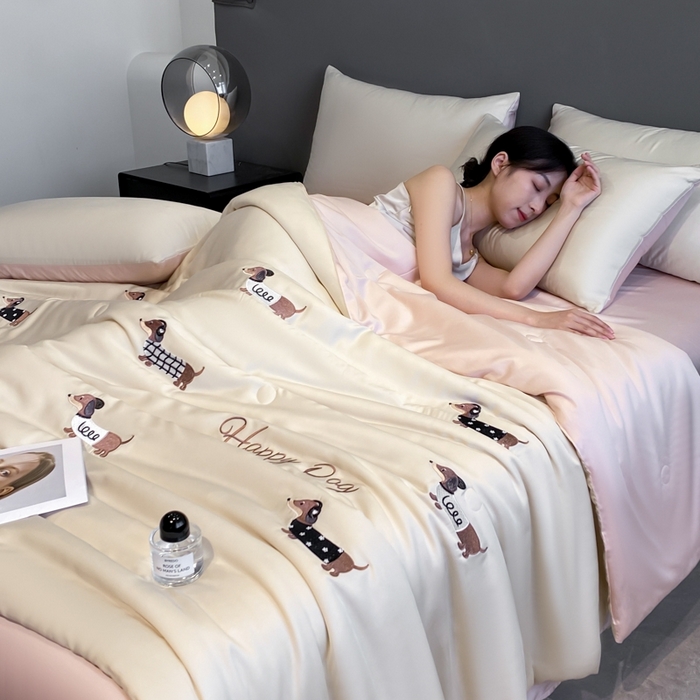 91家纺网 家纺一手货源 找家纺 丝芙妮家居（原乐视家纺） 2025春夏新款水洗冰丝夏被夏凉被空调被四件套-满绣系列 腊肠犬