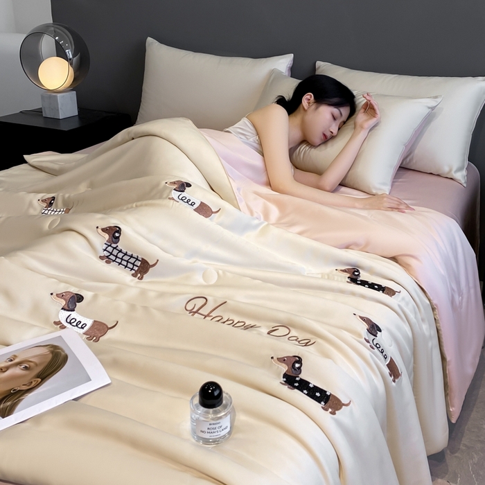 91家纺网 家纺一手货源 找家纺 丝芙妮家居（原乐视家纺） 2025春夏新款水洗冰丝夏被夏凉被空调被四件套-满绣系列 腊肠犬