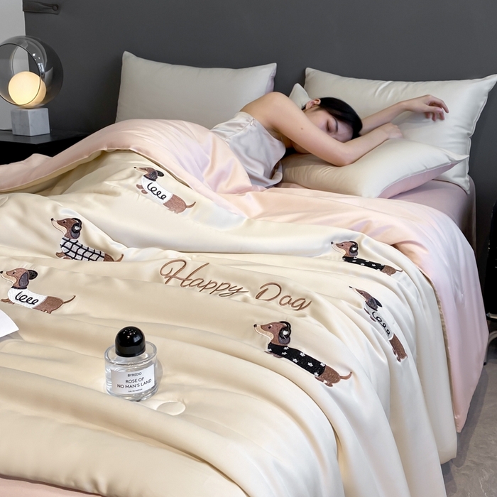 91家纺网 家纺一手货源 找家纺 丝芙妮家居（原乐视家纺） 2025春夏新款水洗冰丝夏被夏凉被空调被四件套-满绣系列 腊肠犬