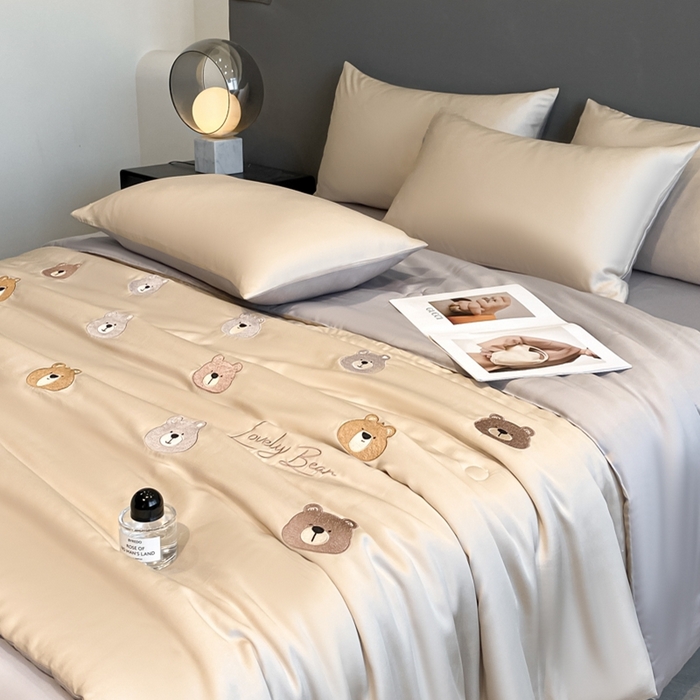 91家纺网 家纺一手货源 找家纺 丝芙妮家居（原乐视家纺） 2025春夏新款水洗冰丝夏被夏凉被空调被四件套-满绣系列 熊乐园