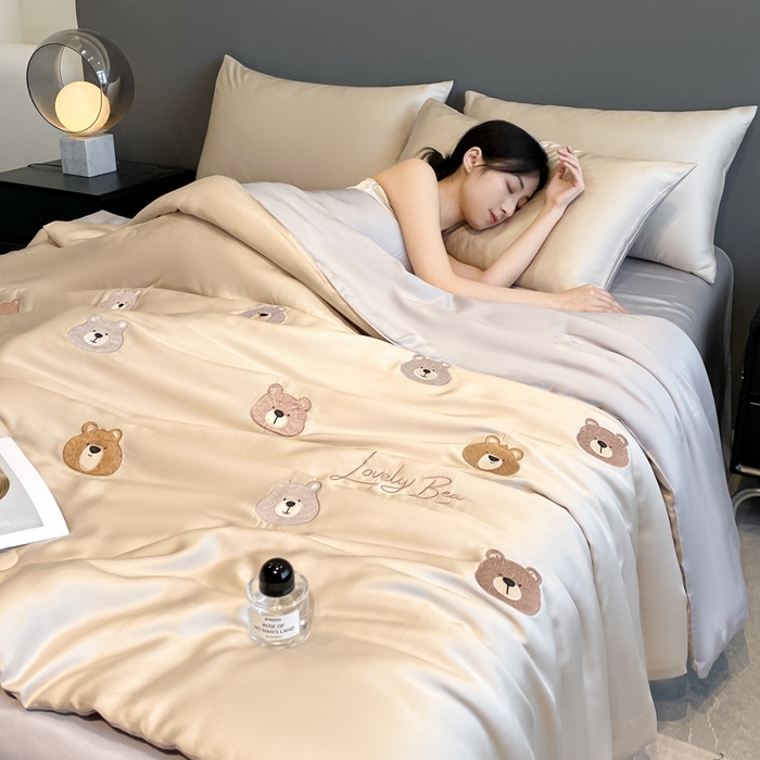 91家纺网 家纺一手货源 找家纺 丝芙妮家居（原乐视家纺） 2025春夏新款水洗冰丝夏被夏凉被空调被四件套-满绣系列 熊乐园