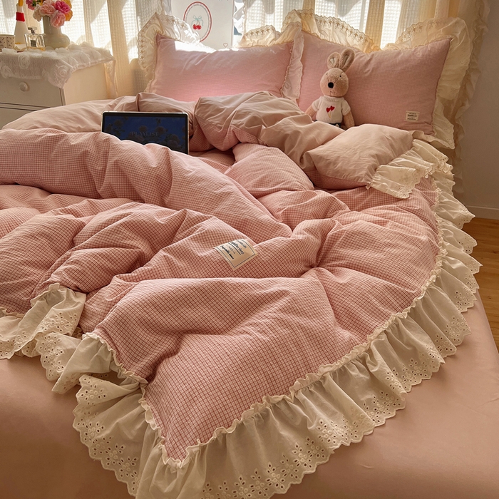 91家纺网 家纺一手货源 找家纺 六巷胡同 2025新款法式小清新全棉色织水洗棉花边款小格子四件套 花边安可红格