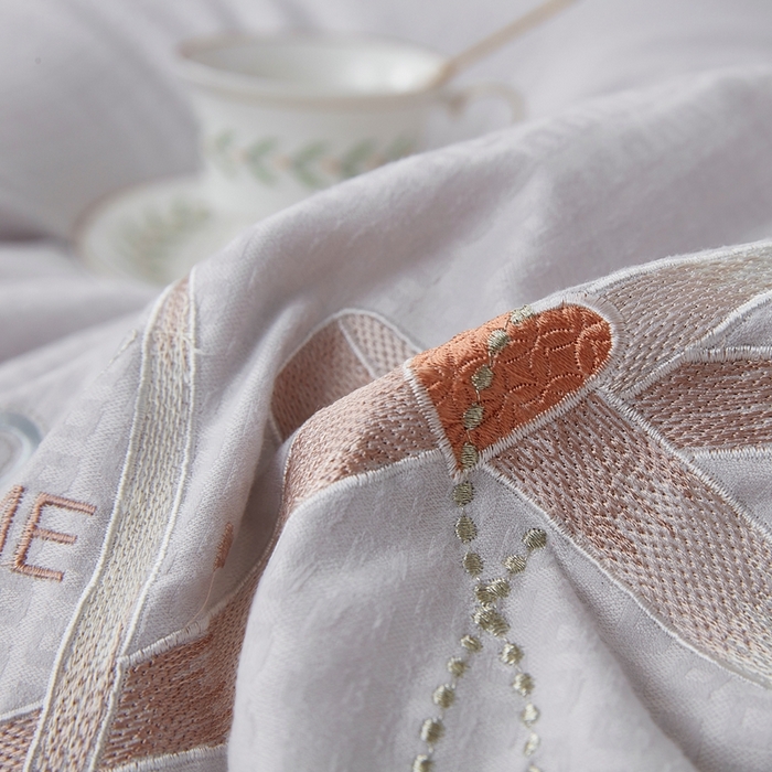 91家纺网 家纺一手货源 找家纺 仲旺居家纺 2025新款元绒棉绣花冬被婚庆冬被立体边被子被芯四季被 灰色