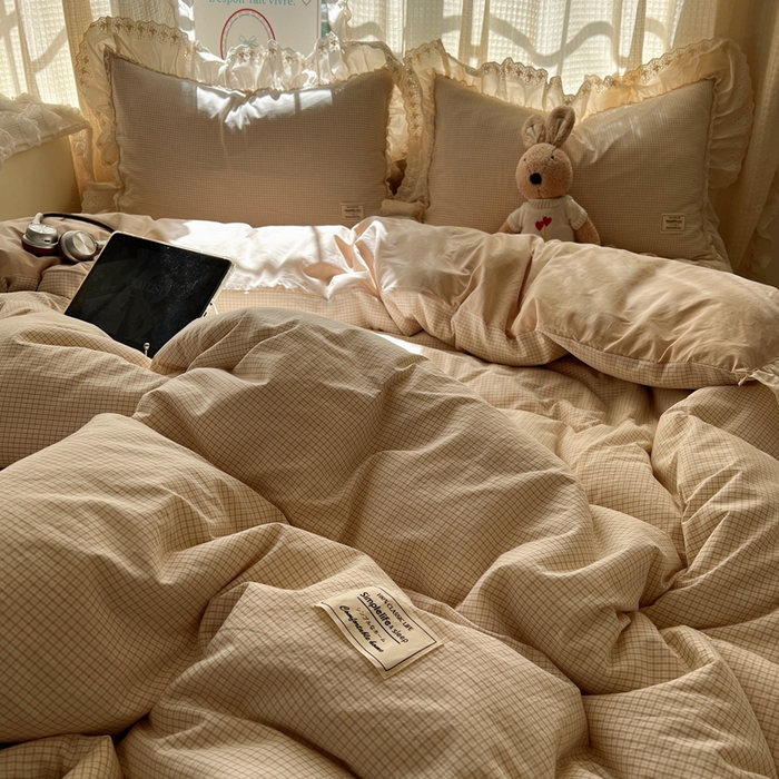 91家纺网 家纺一手货源 找家纺 六巷胡同 2025新款法式小清新全棉色织水洗棉花边款小格子四件套 花边加里咖格