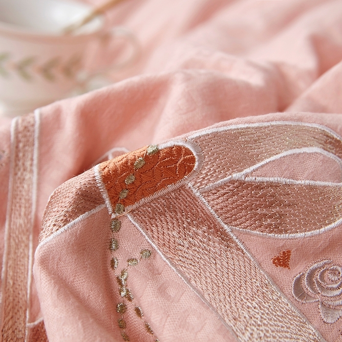 91家纺网 家纺一手货源 找家纺 仲旺居家纺 2025新款元绒棉绣花冬被婚庆冬被立体边被子被芯四季被 豆沙