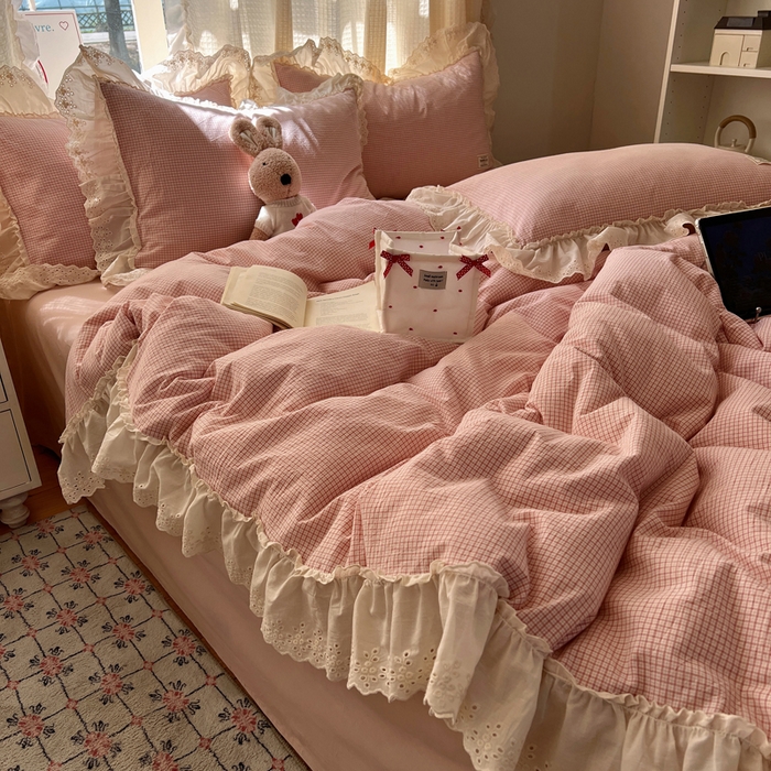 91家纺网 家纺一手货源 找家纺 六巷胡同 2025新款法式小清新全棉色织水洗棉花边款小格子四件套 花边安可红格