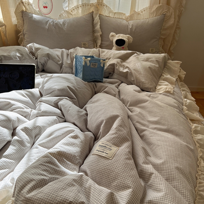 91家纺网 家纺一手货源 找家纺 六巷胡同 2025新款法式小清新全棉色织水洗棉花边款小格子四件套 花边格雷灰格