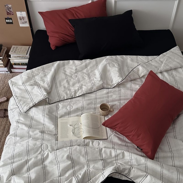 91家纺网 家纺一手货源 找家纺 柚可家居 2025新款40支斜纹纯棉数码印染夏被-纽约浅梦 纽约浅梦夏被四件套（枕套树莓红+黑色