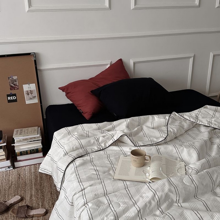 91家纺网 家纺一手货源 找家纺 柚可家居 2025新款40支斜纹纯棉数码印染夏被-纽约浅梦 纽约浅梦夏被四件套（枕套树莓红+黑色