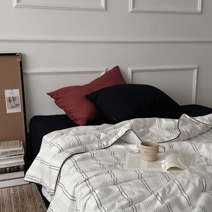 91家纺网 家纺一手货源 找家纺 柚可家居 2025新款40支斜纹纯棉数码印染夏被-纽约浅梦 纽约浅梦夏被四件套（枕套树莓红+黑色