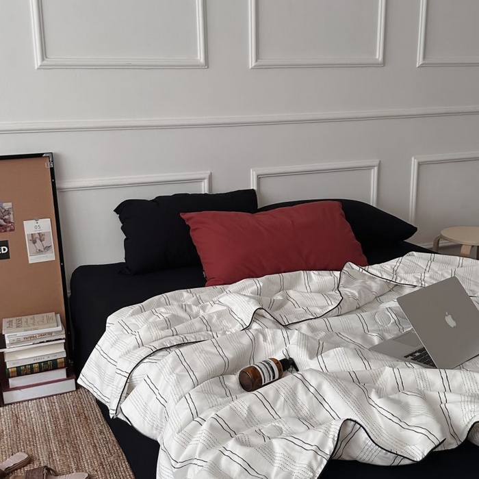 91家纺网 家纺一手货源 找家纺 柚可家居 2025新款40支斜纹纯棉数码印染夏被-纽约浅梦 纽约浅梦夏被四件套（枕套树莓红+黑色