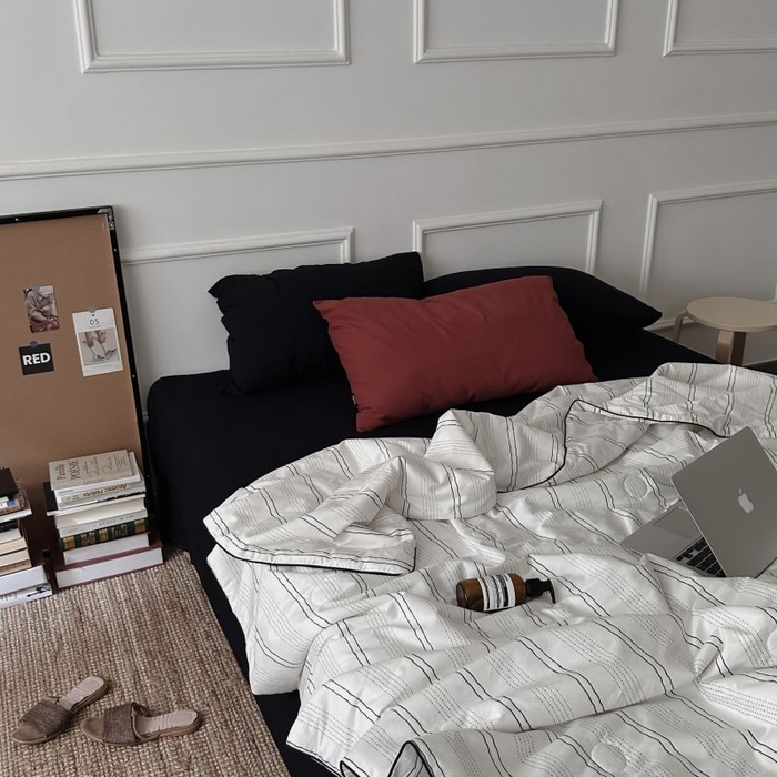 91家纺网 家纺一手货源 找家纺 柚可家居 2025新款40支斜纹纯棉数码印染夏被-纽约浅梦 纽约浅梦夏被四件套（枕套树莓红+黑色