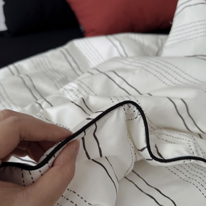 91家纺网 家纺一手货源 找家纺 柚可家居 2025新款40支斜纹纯棉数码印染夏被-纽约浅梦 纽约浅梦夏被四件套（枕套树莓红+黑色