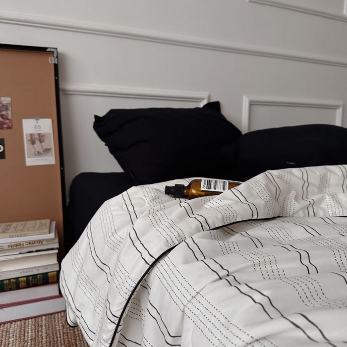 91家纺网 家纺一手货源 找家纺 柚可家居 2025新款40支斜纹纯棉数码印染夏被-纽约浅梦 纽约浅梦夏被四件套（枕套黑色）