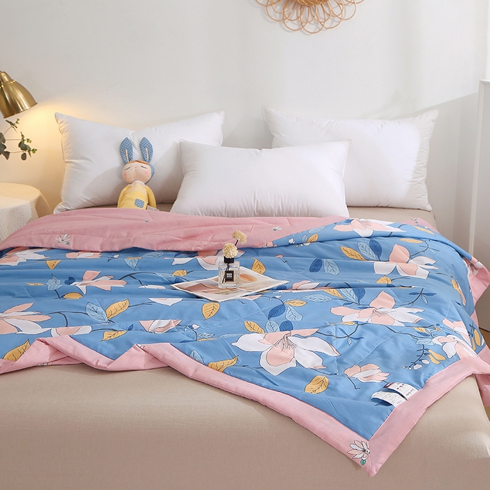 91家纺网 家纺一手货源 找家纺 贝兰仙奴 2025春夏新款全棉印花夏被夏凉被空调被 流莹蓝