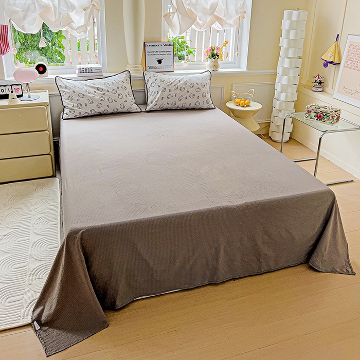 91家纺网 家纺一手货源 找家纺 Mata蔓塔家 2025春夏新款云感针织双层纱彩色贝壳边四件套 猫咪恋人