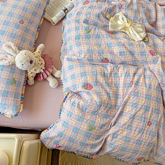 91家纺网 家纺一手货源 找家纺 Mata蔓塔家 2025春夏新款云感针织双层纱彩色贝壳边四件套 有草莓的地方