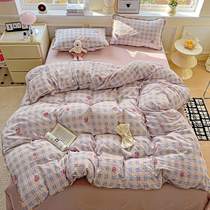 91家纺网 家纺一手货源 找家纺 Mata蔓塔家 2025春夏新款云感针织双层纱彩色贝壳边四件套 有草莓的地方