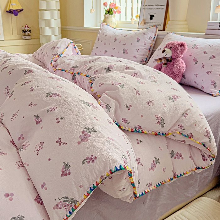 91家纺网 家纺一手货源 找家纺 Mata蔓塔家 2025春夏新款云感针织双层纱彩色贝壳边四件套 葡萄七分甜