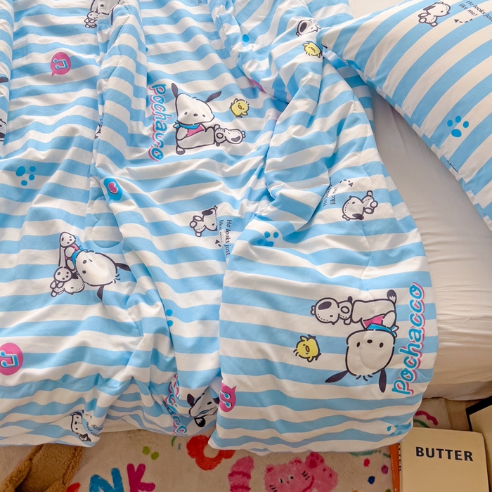 91家纺网 家纺一手货源 找家纺 Mata蔓塔家 2025春夏新款三丽鸥A类水洗双层纱夏被夏凉被空调被 淘气鸭帕恰