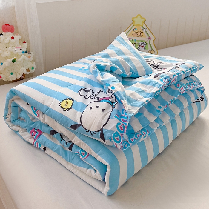 91家纺网 家纺一手货源 找家纺 Mata蔓塔家 2025春夏新款三丽鸥A类水洗双层纱夏被夏凉被空调被 淘气鸭帕恰