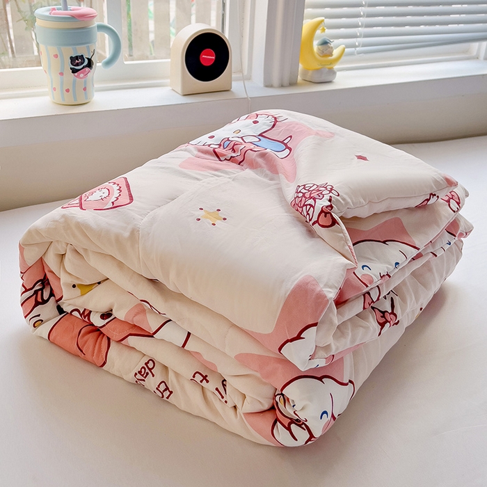 91家纺网 家纺一手货源 找家纺 Mata蔓塔家 2025春夏新款三丽鸥A类水洗双层纱夏被夏凉被空调被 KT家族