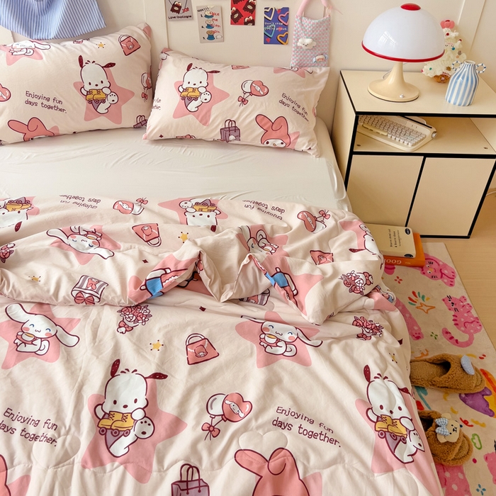 91家纺网 家纺一手货源 找家纺 Mata蔓塔家 2025春夏新款三丽鸥A类水洗双层纱夏被夏凉被空调被 KT家族