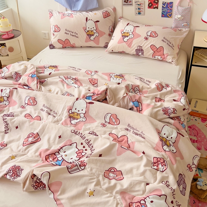 91家纺网 家纺一手货源 找家纺 Mata蔓塔家 2025春夏新款三丽鸥A类水洗双层纱夏被夏凉被空调被 KT家族