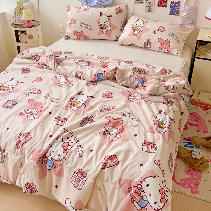 91家纺网 家纺一手货源 找家纺 Mata蔓塔家 2025春夏新款三丽鸥A类水洗双层纱夏被夏凉被空调被 KT家族