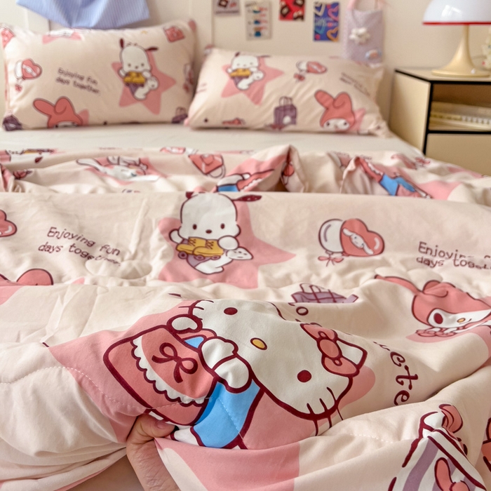 91家纺网 家纺一手货源 找家纺 Mata蔓塔家 2025春夏新款三丽鸥A类水洗双层纱夏被夏凉被空调被 KT家族