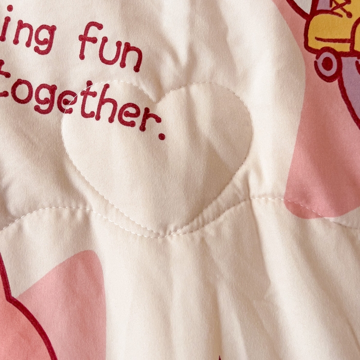 91家纺网 家纺一手货源 找家纺 Mata蔓塔家 2025春夏新款三丽鸥A类水洗双层纱夏被夏凉被空调被 KT家族