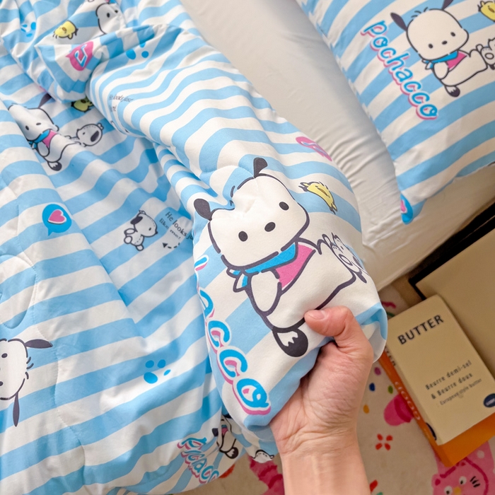 91家纺网 家纺一手货源 找家纺 Mata蔓塔家 2025春夏新款三丽鸥A类水洗双层纱夏被夏凉被空调被 淘气鸭帕恰