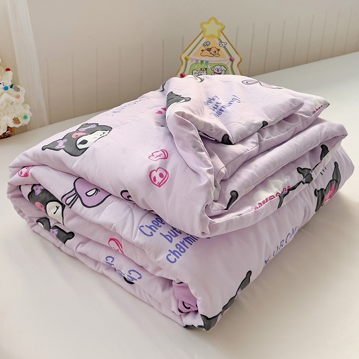 91家纺网 家纺一手货源 找家纺 Mata蔓塔家 2025春夏新款三丽鸥A类水洗双层纱夏被夏凉被空调被 蓝莓球库洛