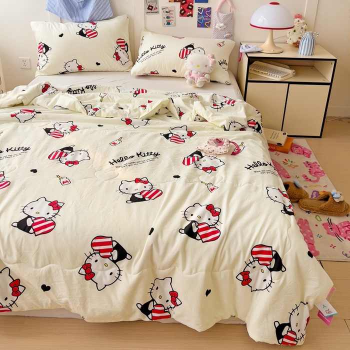 91家纺网 家纺一手货源 找家纺 Mata蔓塔家 2025春夏新款三丽鸥A类水洗双层纱夏被夏凉被空调被 喝牛奶KT