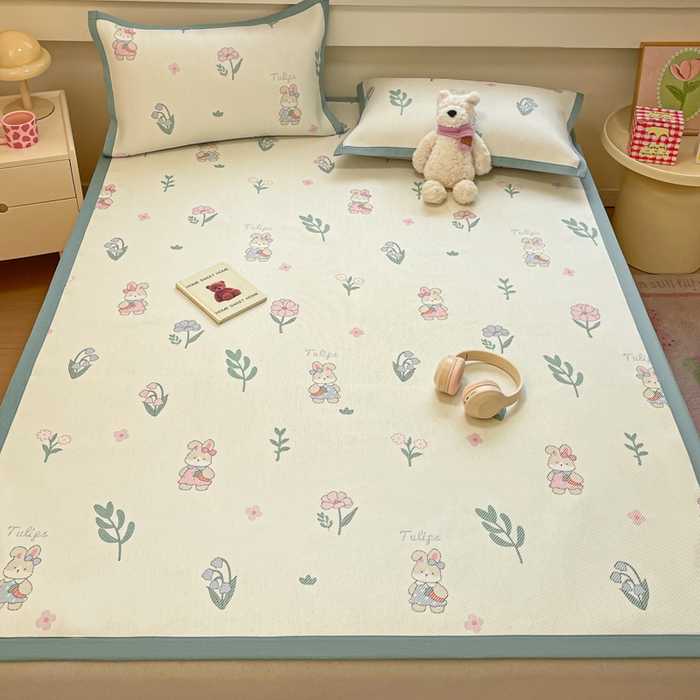 91家纺网 家纺一手货源 找家纺 逸尚阁 2025春夏新款数码印花冰藤席空调席三件套 兔兔乐园-平铺款