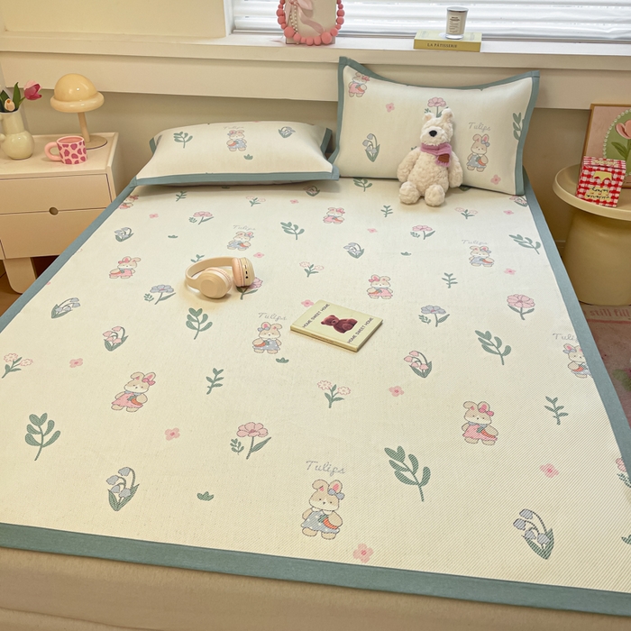 91家纺网 家纺一手货源 找家纺 逸尚阁 2025春夏新款数码印花冰藤席空调席三件套 兔兔乐园-平铺款