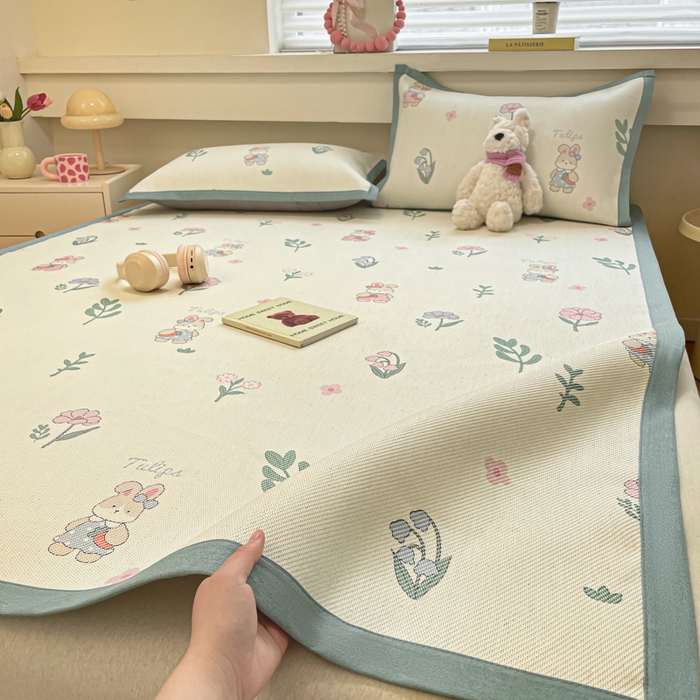 91家纺网 家纺一手货源 找家纺 逸尚阁 2025春夏新款数码印花冰藤席空调席三件套 兔兔乐园-平铺款