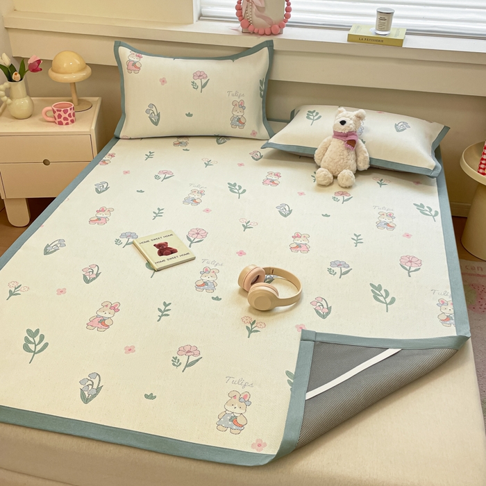 91家纺网 家纺一手货源 找家纺 逸尚阁 2025春夏新款数码印花冰藤席空调席三件套 兔兔乐园-平铺款