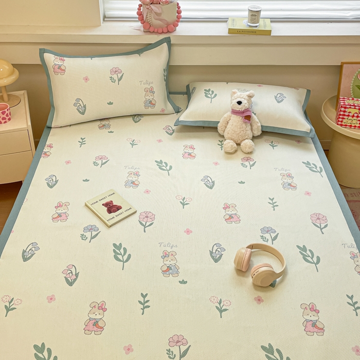 91家纺网 家纺一手货源 找家纺 逸尚阁 2025春夏新款数码印花冰藤席空调席三件套 兔兔乐园-平铺款