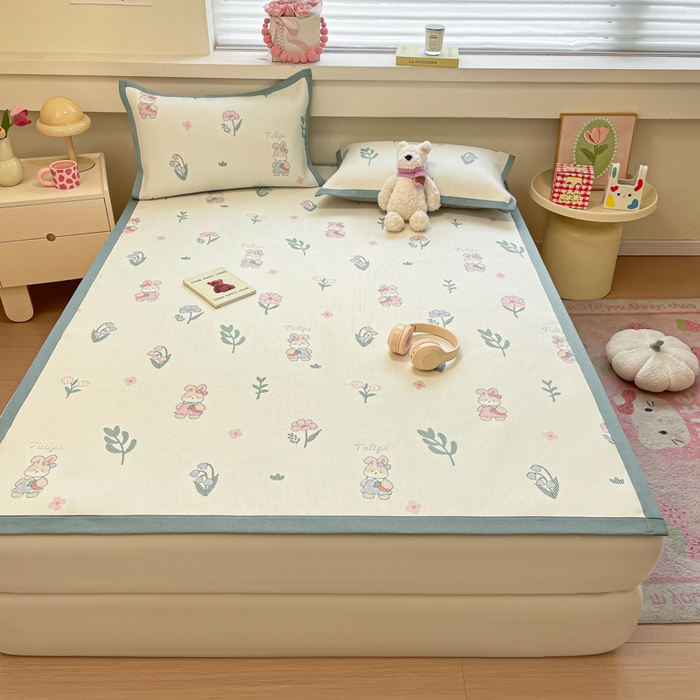 91家纺网 家纺一手货源 找家纺 逸尚阁 2025春夏新款数码印花冰藤席空调席三件套 兔兔乐园-平铺款