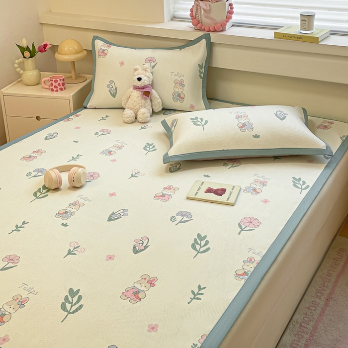 91家纺网 家纺一手货源 找家纺 逸尚阁 2025春夏新款数码印花冰藤席空调席三件套 兔兔乐园-平铺款