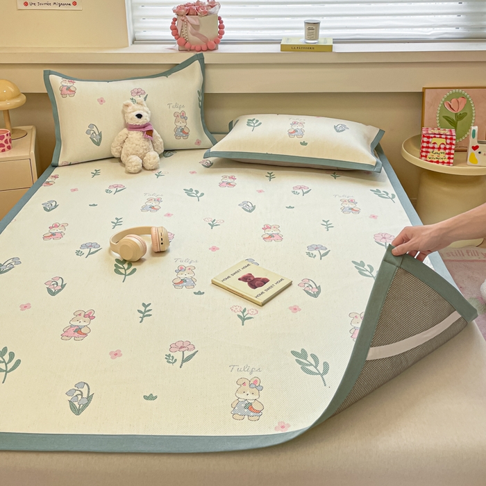 91家纺网 家纺一手货源 找家纺 逸尚阁 2025春夏新款数码印花冰藤席空调席三件套 兔兔乐园-平铺款