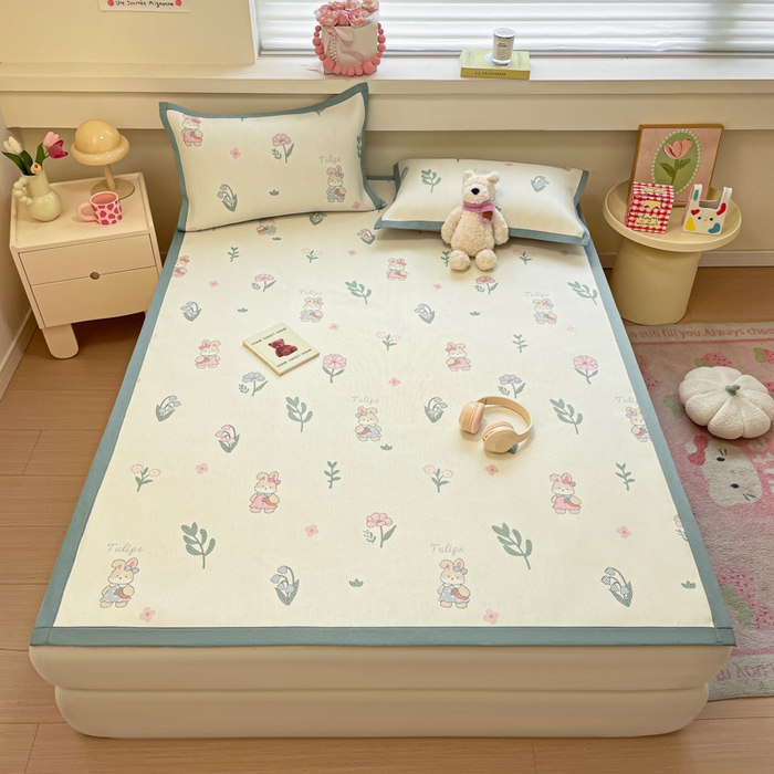 91家纺网 家纺一手货源 找家纺 逸尚阁 2025春夏新款数码印花冰藤席空调席三件套 兔兔乐园-平铺款