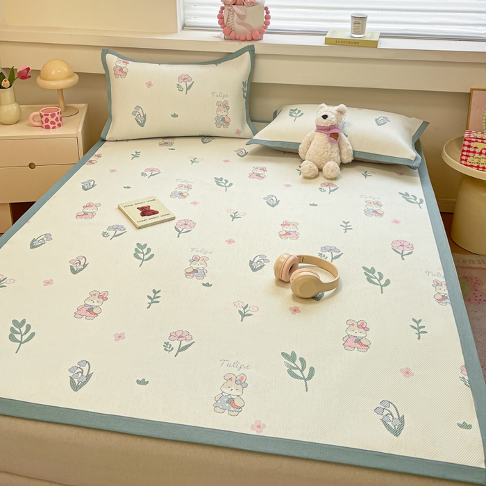 91家纺网 家纺一手货源 找家纺 逸尚阁 2025春夏新款数码印花冰藤席空调席三件套 兔兔乐园-平铺款