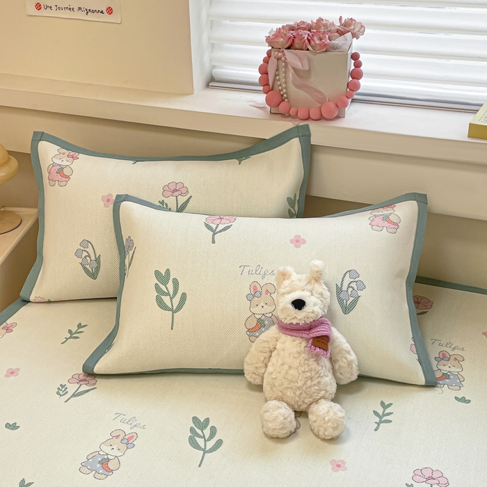 91家纺网 家纺一手货源 找家纺 逸尚阁 2025春夏新款数码印花冰藤席空调席三件套 兔兔乐园-平铺款