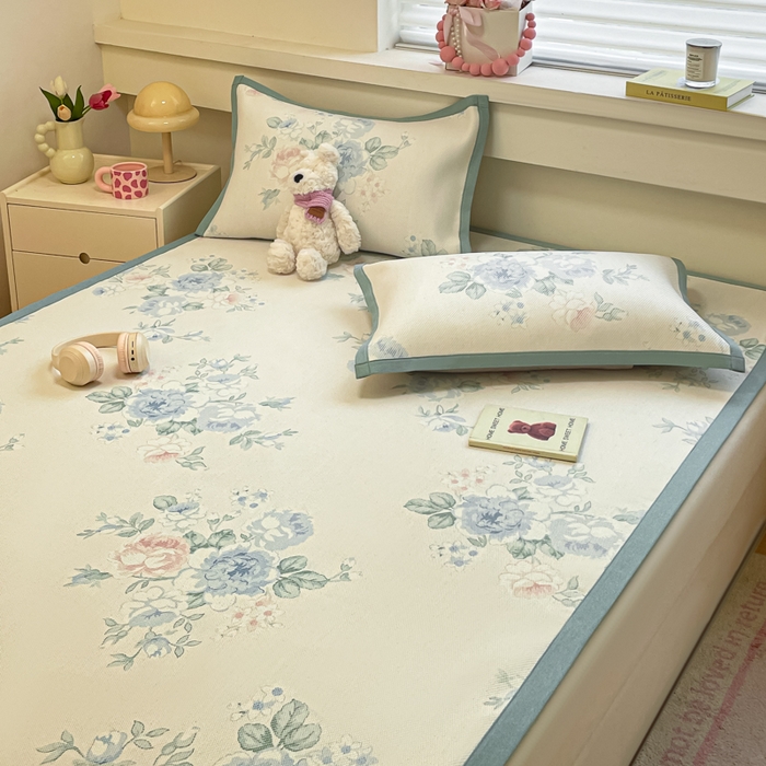 91家纺网 家纺一手货源 找家纺 逸尚阁 2025春夏新款数码印花冰藤席空调席三件套 诗集花市-平铺款