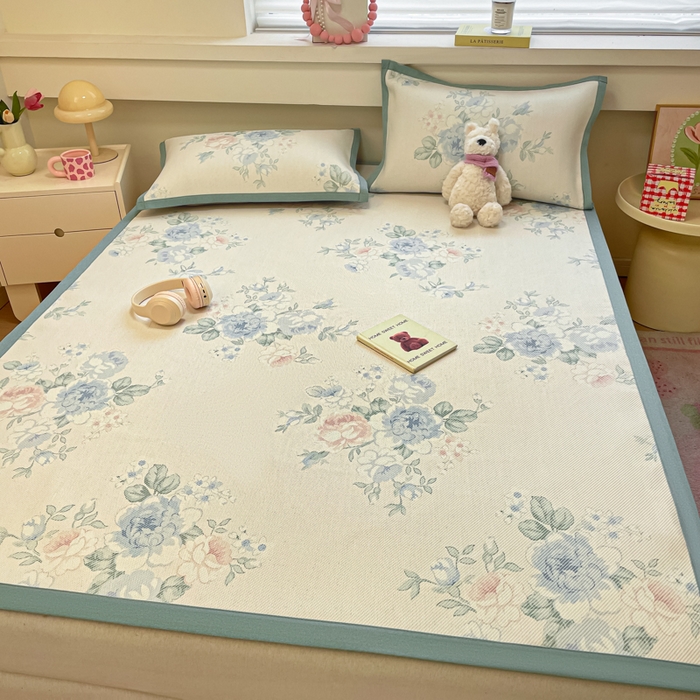 91家纺网 家纺一手货源 找家纺 逸尚阁 2025春夏新款数码印花冰藤席空调席三件套 诗集花市-平铺款